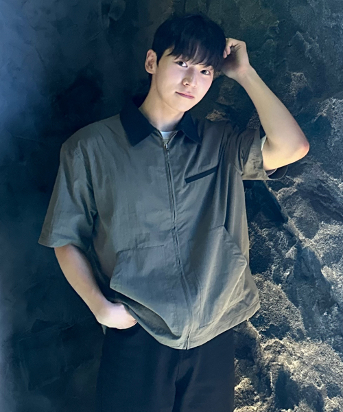 Контрастная свободная рабочая рубашка на молнии
