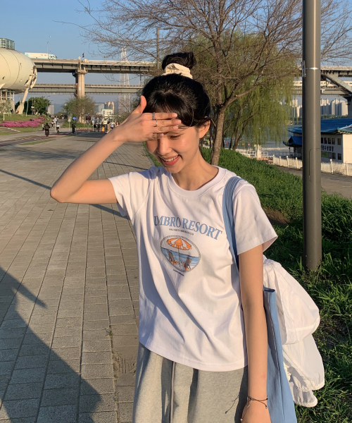 엄브로() 비치클럽 아치 레터링 그래픽 반팔 티셔츠 화이트(UQ223CRS51) 상품 이미지