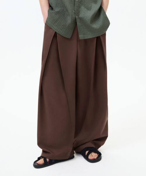 FRONT V TUCK WIDE SLACKS [BROWN]