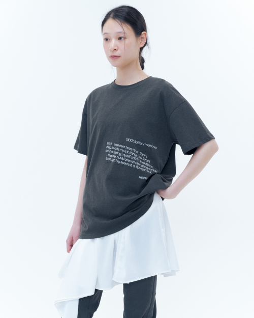 Tシャツ・カットソー MISEKI SEOUL Tilt quote short sleeves KK5B0043 미세키서울(MISEKI SEOUL) Tilt quote short sleeves CHARCOAL