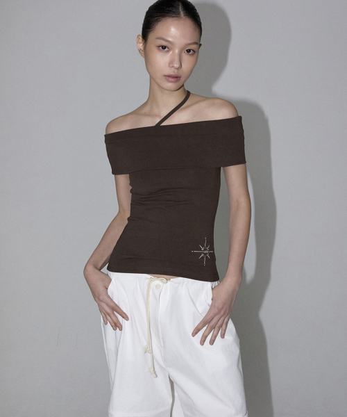 韓国発!【INEGI】Embrace Off-Shoulder Top 이네기(INEGI) Embrace Off-Shoulder Top (brown) - 사이즈