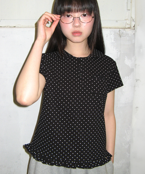 론론(RONRON) RUFFLE ROUND COLLAR PK T SHIRT DOT BLACK