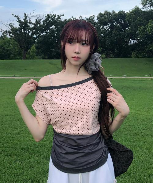★LARTIGENT★ L17 DOT ONESHOULDER TOPPINK 주식회사라티젠 | L17 ONE-SHOULDER BOATNECK TOP (PINK) - 예약