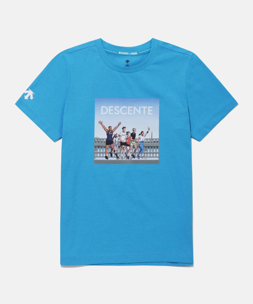 [데상트] [DESCENTE X 김정윤 작가] 영애슬릿 반팔 티셔츠 블루(SQ22JETS53) SQ22JETS53_BLU0