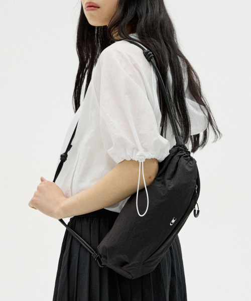 PEANUT NYLON SLING BAG [BLACK]