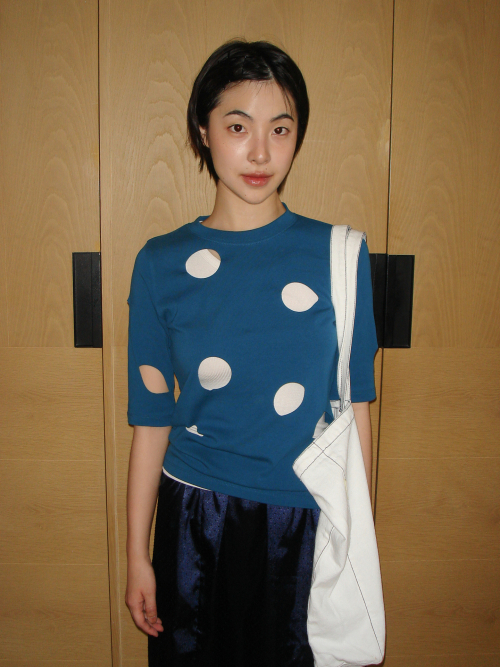 HOLE DETAIL T-SHIRT_PEACOCK BLUE