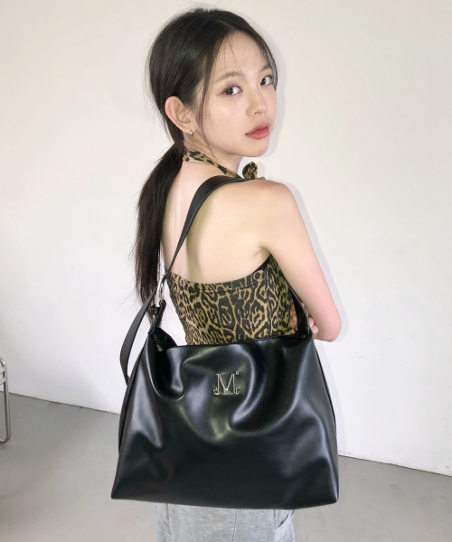 무센트 벨로아 메탈 로고 벨트 크로스백 남녀공용