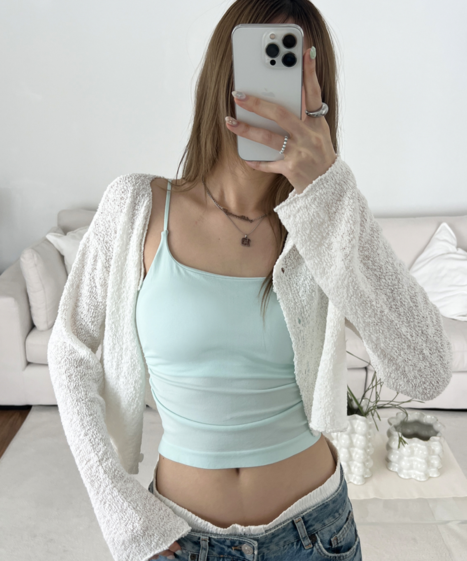Майка slim fit на бретелях со сборками и чашками