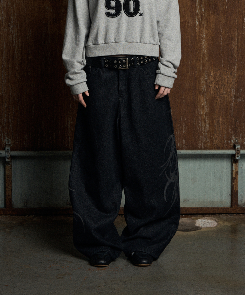 SIDE GRAPHIC CURVED DENIM BLACK