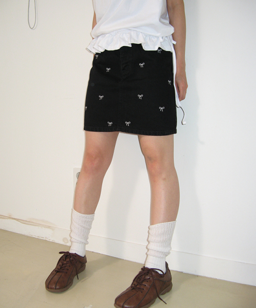 론론(RONRON) RIBBON PATTERN DENIM SHORT SKIRT DEEP BLACK
