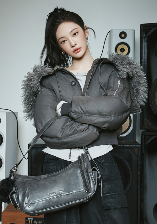 MUSINSA公式 | MATIN KIM RIVET POINT QUAD SHOULDER BAG IN CHARCOAL