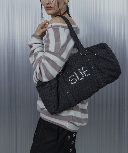 LEO STUDDED DUFFEL BAG / CHARCOAL