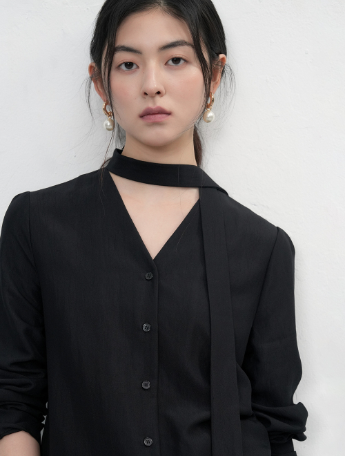 woman v-neck tie blouse [black]