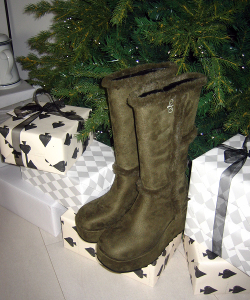 루루서울(LOULOUSEOUL) Love Cross Fur Boots (Khaki) - 사이즈