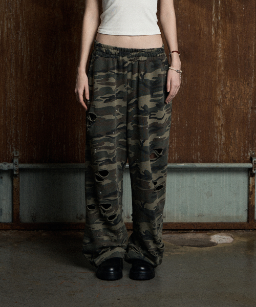CAMO DISTRESSED LOW SWEAT PANTS KHAKI