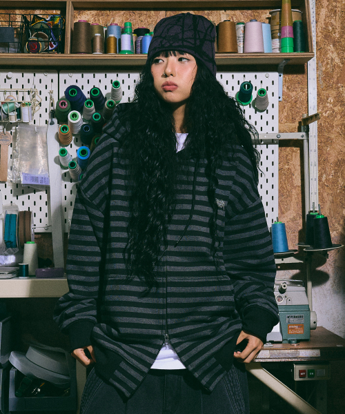 TAG STRIPE HOOD ZIP UP - CHARCOAL
