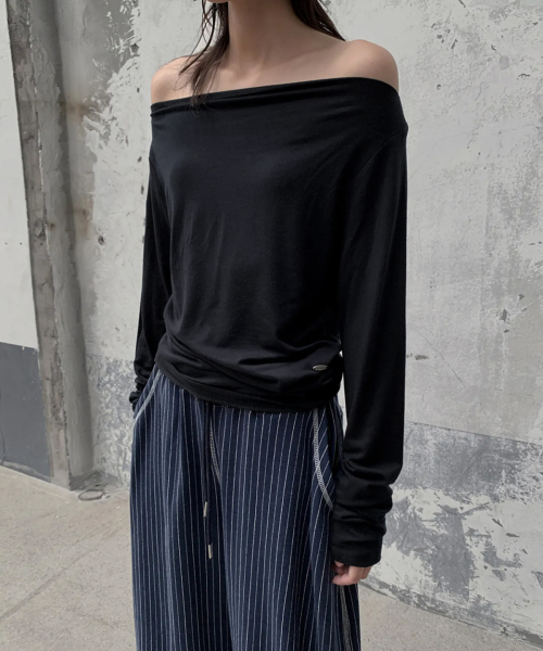 ONE-SHOULDER LONG-SLEEVE T-SHIRT