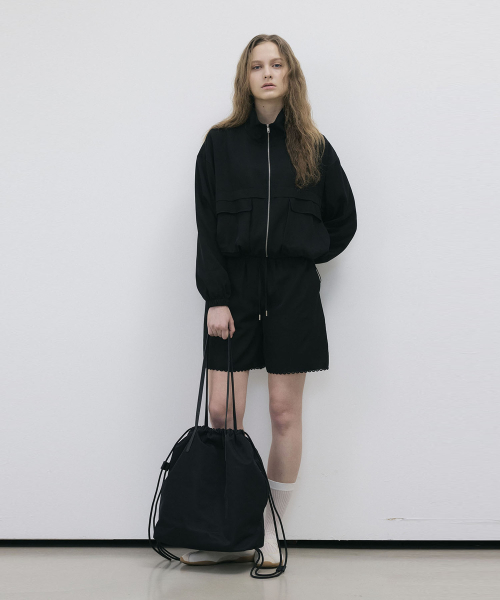 GLOSSY TEXTURE VOLUM POCKET JUMPER - BLACK