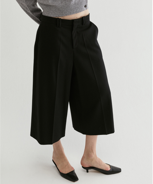 Tailored Black Bermuda