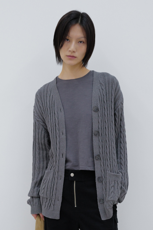 DEINET CABLE CARDIGAN IN CHARCOAL