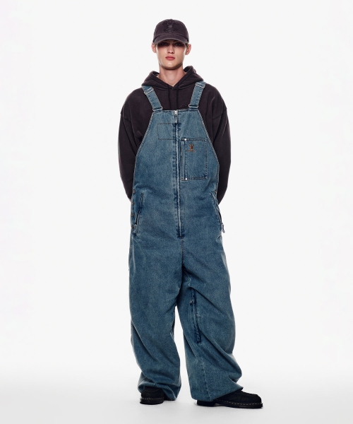 [PLAYBOY x DIMITO] Джинсовые брюки с нагрудником STITCHED TRUCKER BIB (WIDE FIT LV.1), WASHED BLUE