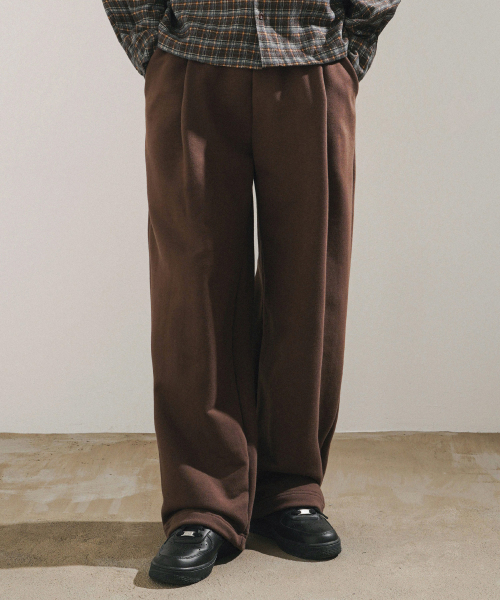 Daycut One Tuck Sweatpants Brown ISLP2662