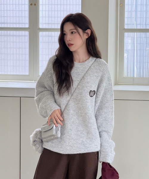 엘엠알() 헤어리 하트 자수 풀오버 니트 LIGHT GREY 상품 이미지