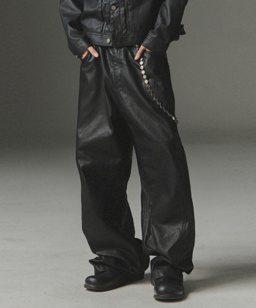 Coated Curved Pants - Black