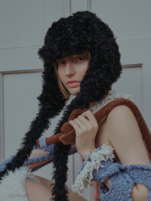 KNOT EARFLAP HAT IN FURRY BLACK
