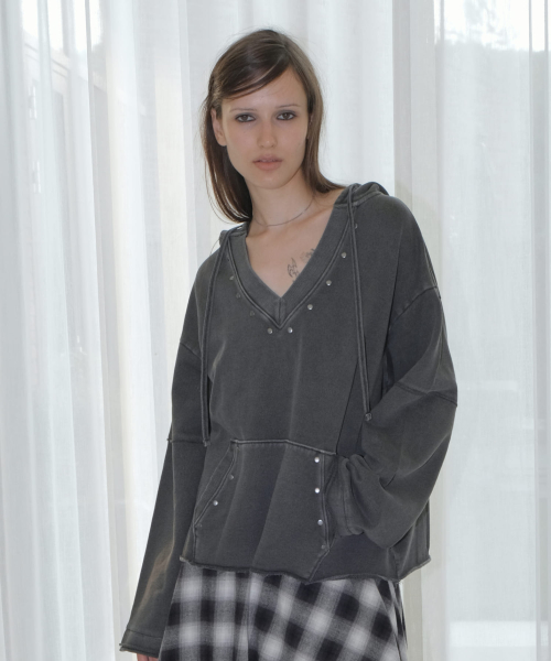 PIGMENT DEEP V-NECK HOODIE [CHARCOAL]