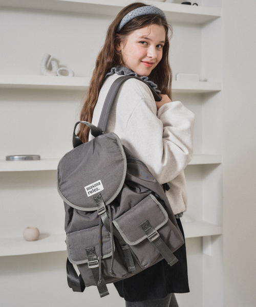 마스마룰즈() Glossy belted flap backpack_Dark gray 상품 이미지