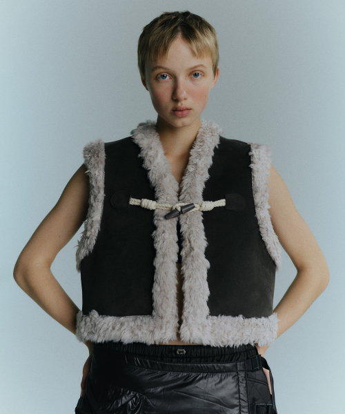 TOGGLE SHEARLING VEST - DARK GREY