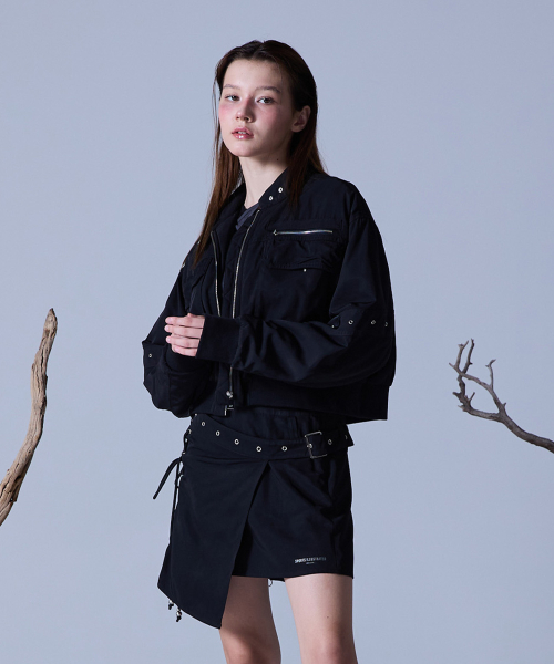 (black)
