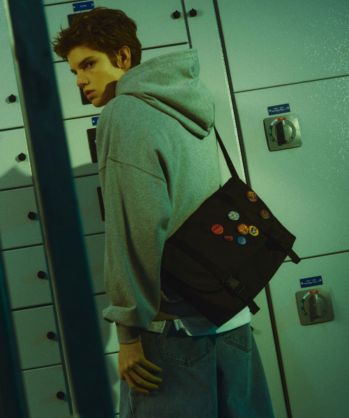 무신사 스탠다드() [기묘한 이야기 컬래버] 배지 메신저 백 [블랙] 상품 이미지