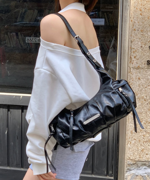 Crack Leather Cargo Shoulder Bag (black)