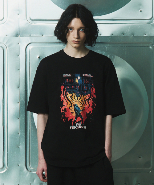 무신사 스탠다드() [기묘한 이야기 컬래버] THE PIGGYBACK 티셔츠 [블랙] 상품 이미지