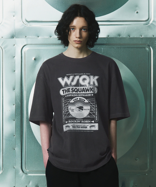 무신사 스탠다드() [기묘한 이야기 컬래버] WSQK POSTER 티셔츠 [차콜 그레이] 상품 이미지