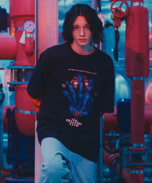 무신사 스탠다드() [기묘한 이야기 컬래버] HELLFIRE CLUB 티셔츠 2 [블랙] 상품 이미지