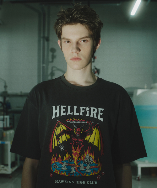 무신사 스탠다드() [기묘한 이야기 컬래버] HELLFIRE CLUB 티셔츠 3 [차콜 그레이] 상품 이미지