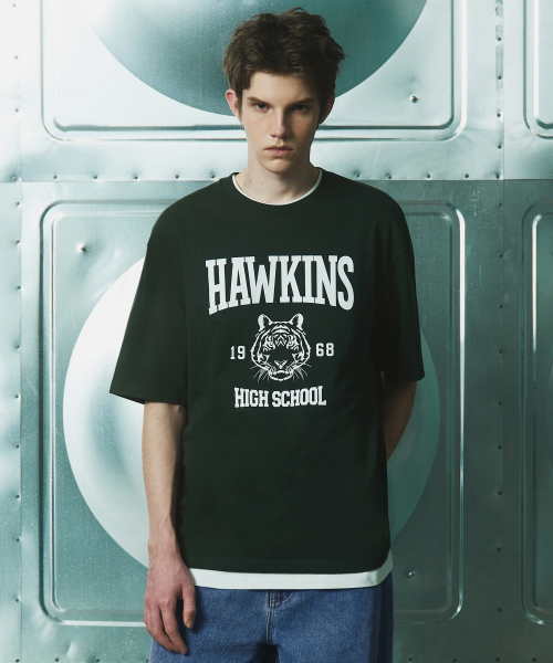 무신사 스탠다드() [기묘한 이야기 컬래버] HAWKINS HIGH SCHOOL 티셔츠 [다크 그린] 상품 이미지