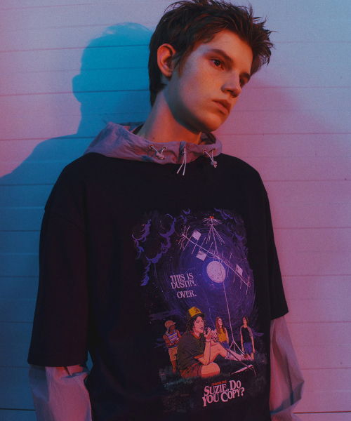 무신사 스탠다드() [기묘한 이야기 컬래버] THIS IS DSUSTIN OVER 티셔츠 [블랙] 상품 이미지