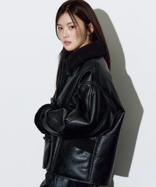 오버핏 레더 토글 버튼 무스탕 [블랙]