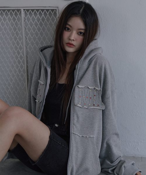 Серое худи на молнии с цветной аппликацией из страз