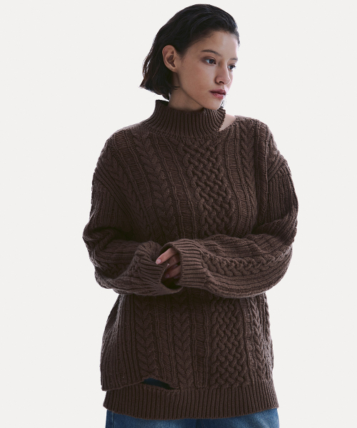CUT-OUT TURTLE NECK SWEATER_ BROWN