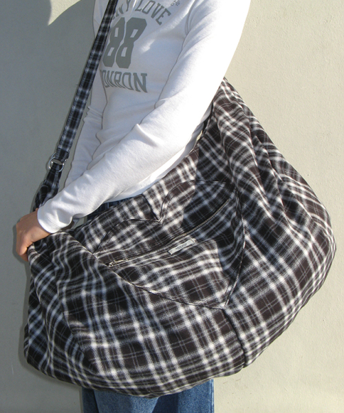 론론(RONRON) HEART ZIP POCKET 2WAY DUFFLE BAG BLACK - 사이즈