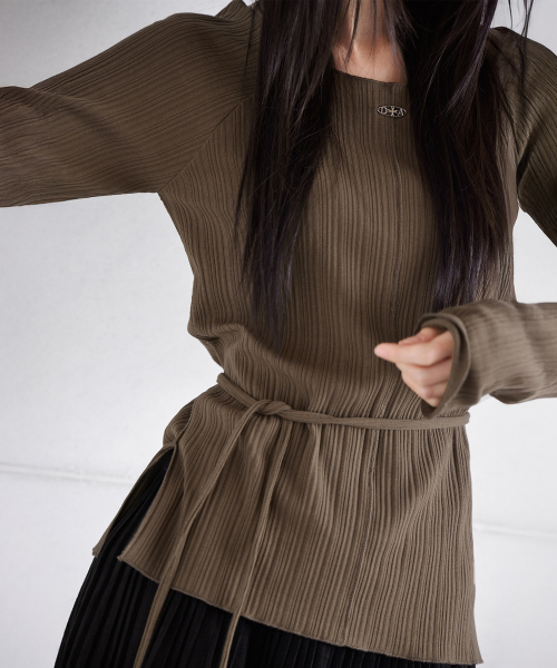 PLEATED PENDANT BOAT NECK T-SHIRT, коричневый