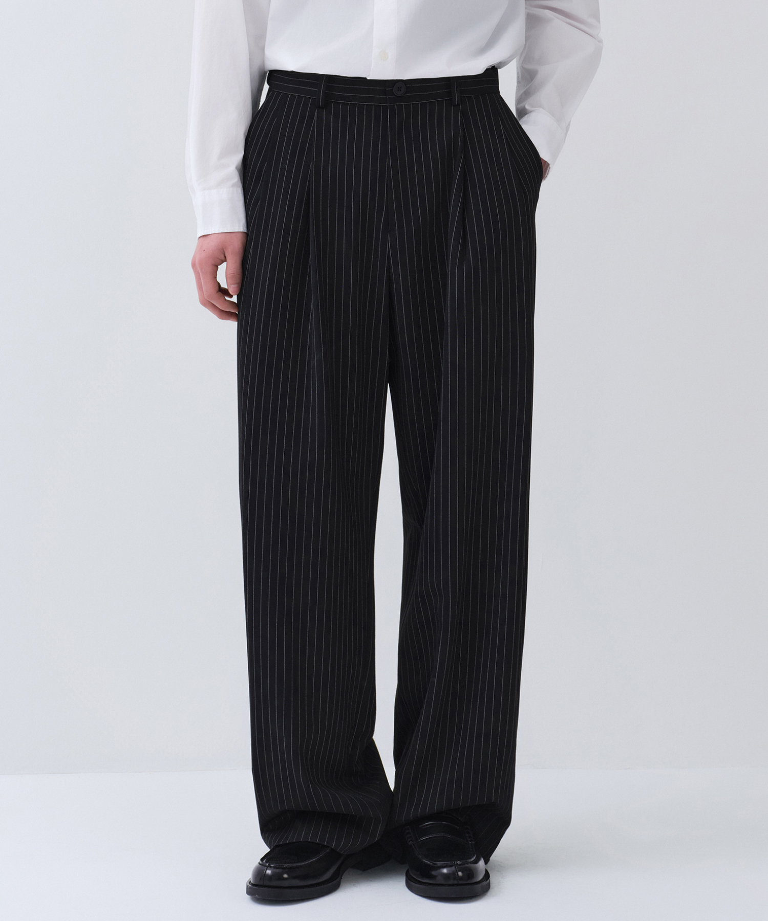 STRIPED EXTRA WIDE TWO-TUCK HIDDEN BANDING SLACKS [BLACK]