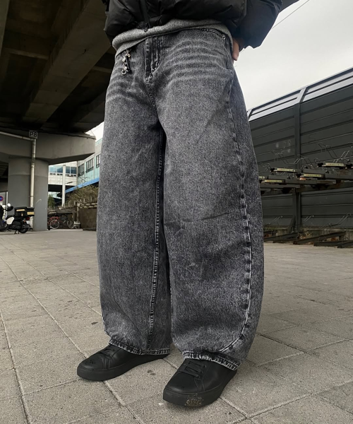 Широкие изогнутые джинсы со складками (WASHED GREY)
