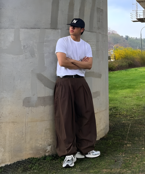 Inverted Tuck Balloon Fit Wide Cotton брюки (BROWN)