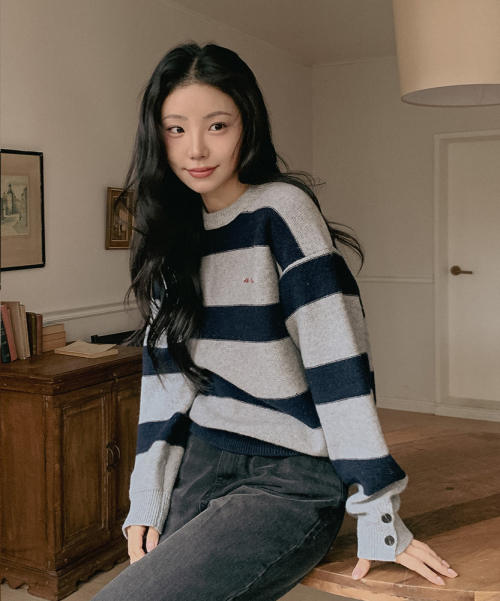 버튼 스트라이프 크루넥 니트_네이비그레이